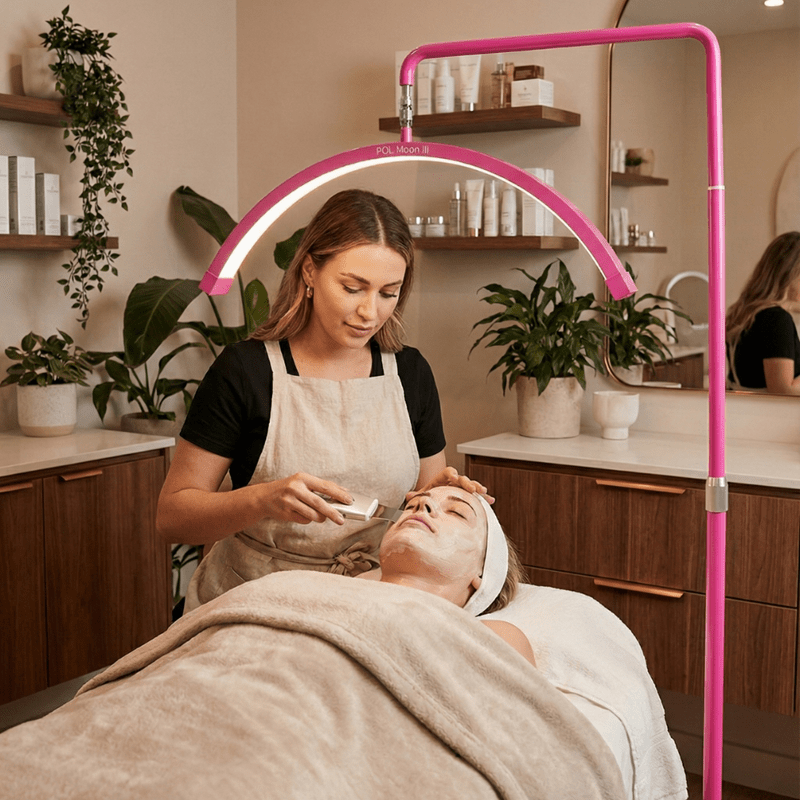 Lampy kosmetyczne i leżanki do tatuażu w salonie urody - Studio Bay